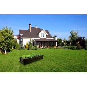 Anthrazitfarbenes KHW Hochbeet Demeter L (196 l) im Garten vor einem Haus.