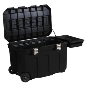 Schwarze Stanley Montagebox Mobil 190l mit geöffnetem Deckel, Rädern und herausnehmbarer Ablage.