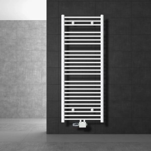 Weißer LuxeBath Badheizkörper 600x1500 mm mit Anschlussgarnitur vor dunkler Wand.