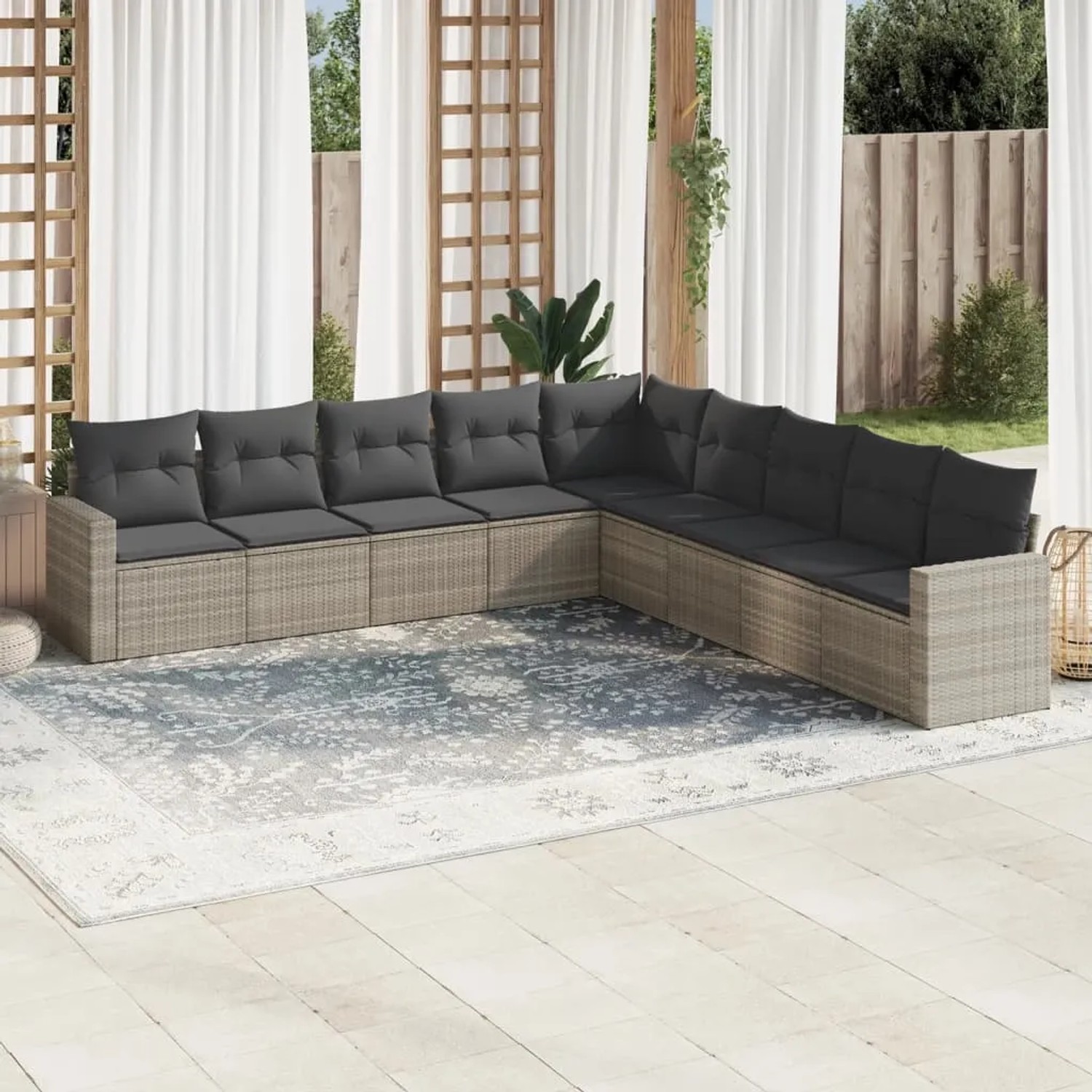 Hellgraue 9-tlg. vidaXL Garten-Sofagarnitur aus Polyrattan mit grauen Kissen im Garten.