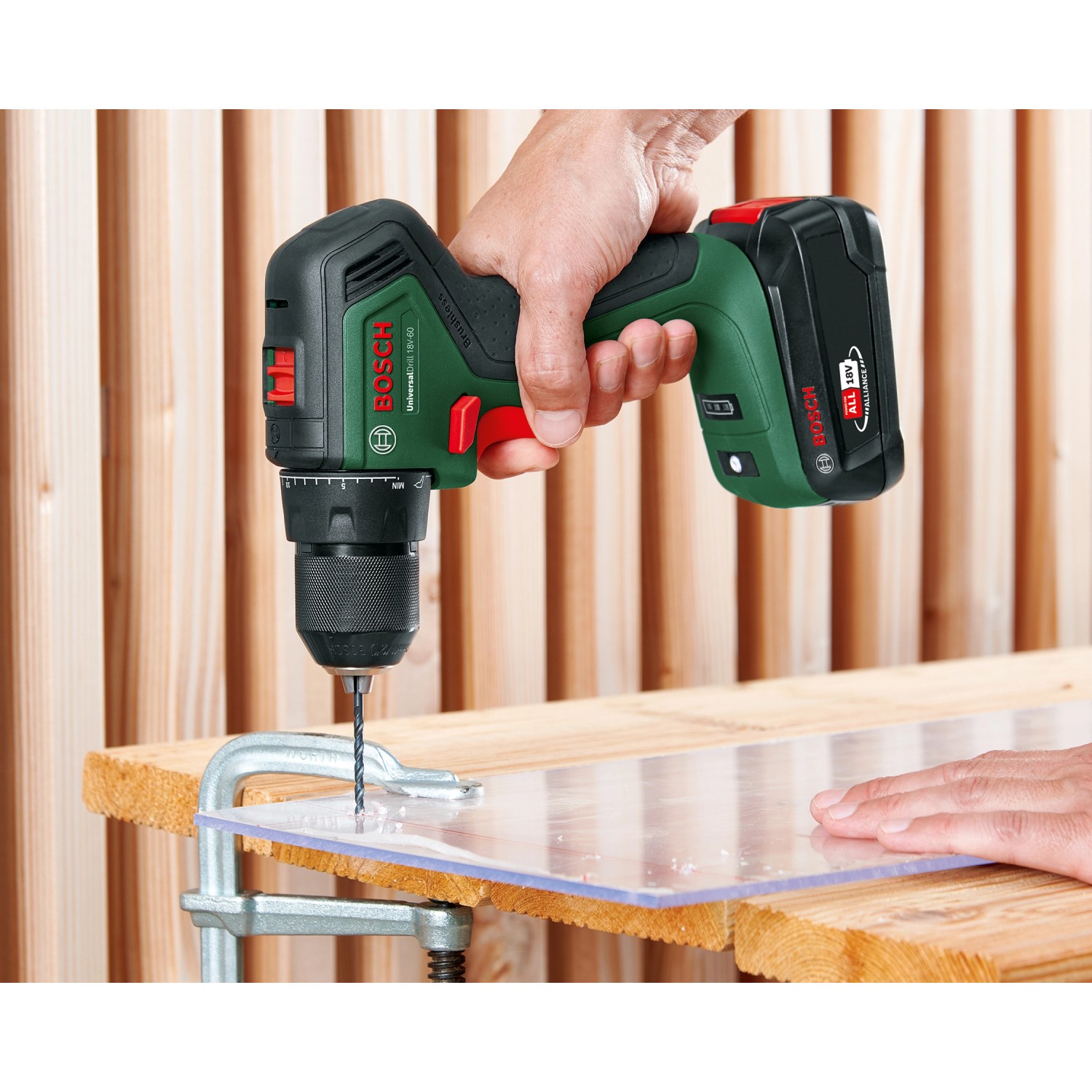 Bosch Akku-Schlagbohrschrauber UniversalImpact 18V-60 beim Bohren in Kunststoff.