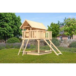 Karibu Stelzenhaus Fidel mit Netzrampe und Sandkasten, naturbelassen im Garten.