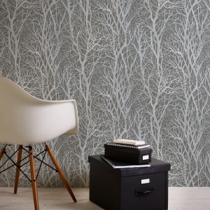 Graue Vliestapete mit silbernem Baum Muster. Moderne Wald Tapete für Wohn- und Schlafzimmer.