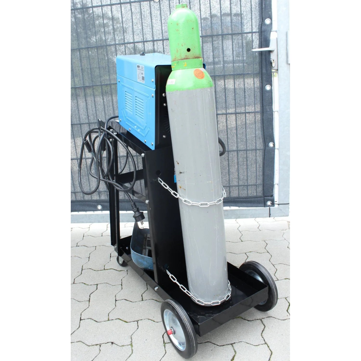 Mobiler Schweißwagen mit Gasflasche und Schweißgerät auf drei Ablagefächern. Ideal für Werkstatt und Baustelle.