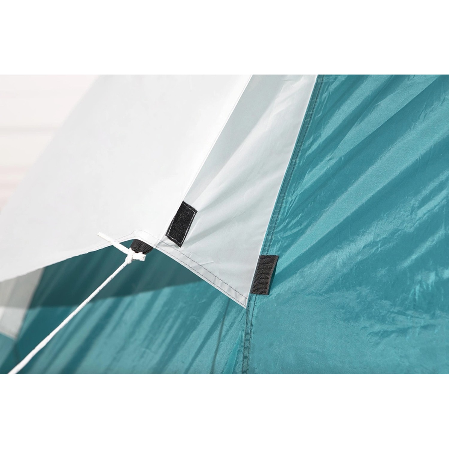 Detailaufnahme: Pavillo Family Ground 6 Zelt, türkis/weiß, mit Spannseil und Klettverschluss.