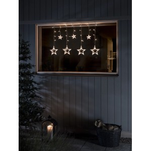 Konstsmide LED Lichtervorhang mit kleinen und großen Sternen am Fenster.