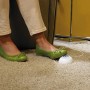 Fuß betätigt Brennenstuhl Eco-Line Steckdosenleiste mit Fußschalter, anthrazit, auf Teppich.
