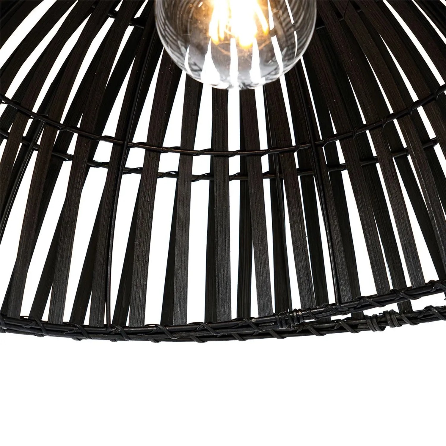 Detailaufnahme der orientalischen Bogenlampe Pua mit schwarzem Bambusschirm.