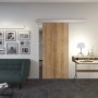 Holzschiebetür Eiche Country, 2060x940 mm, im Wohnraum mit Sofa und Schreibtisch.