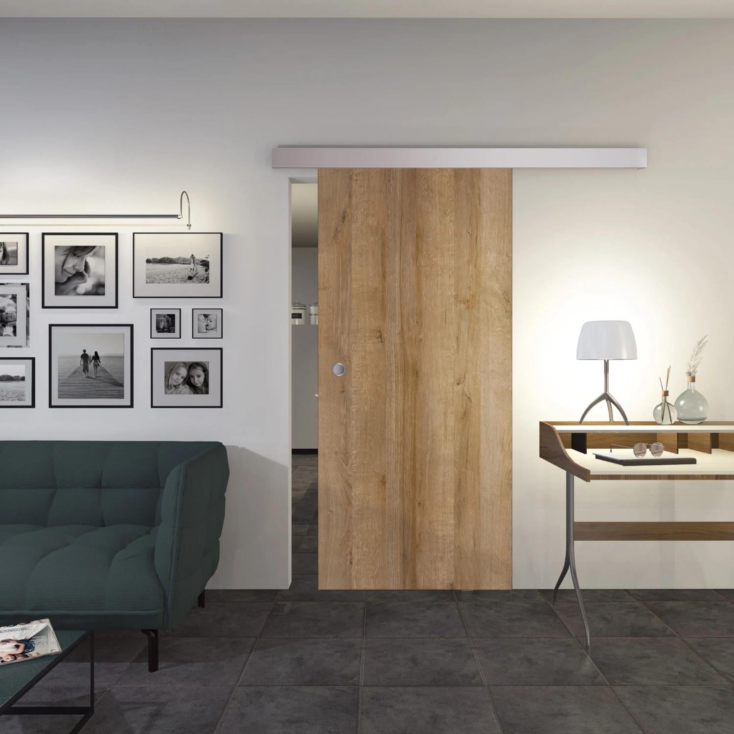 Holzschiebetür Eiche Country, 2060x940 mm, im Wohnraum mit Sofa und Schreibtisch.