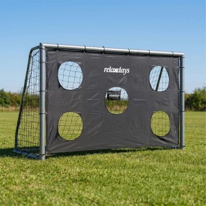 Graues Stahl-Fußballtor mit schwarzer Torwand und 5 Ziellöchern auf grünem Rasen. Ideal für präzises Schusstraining.