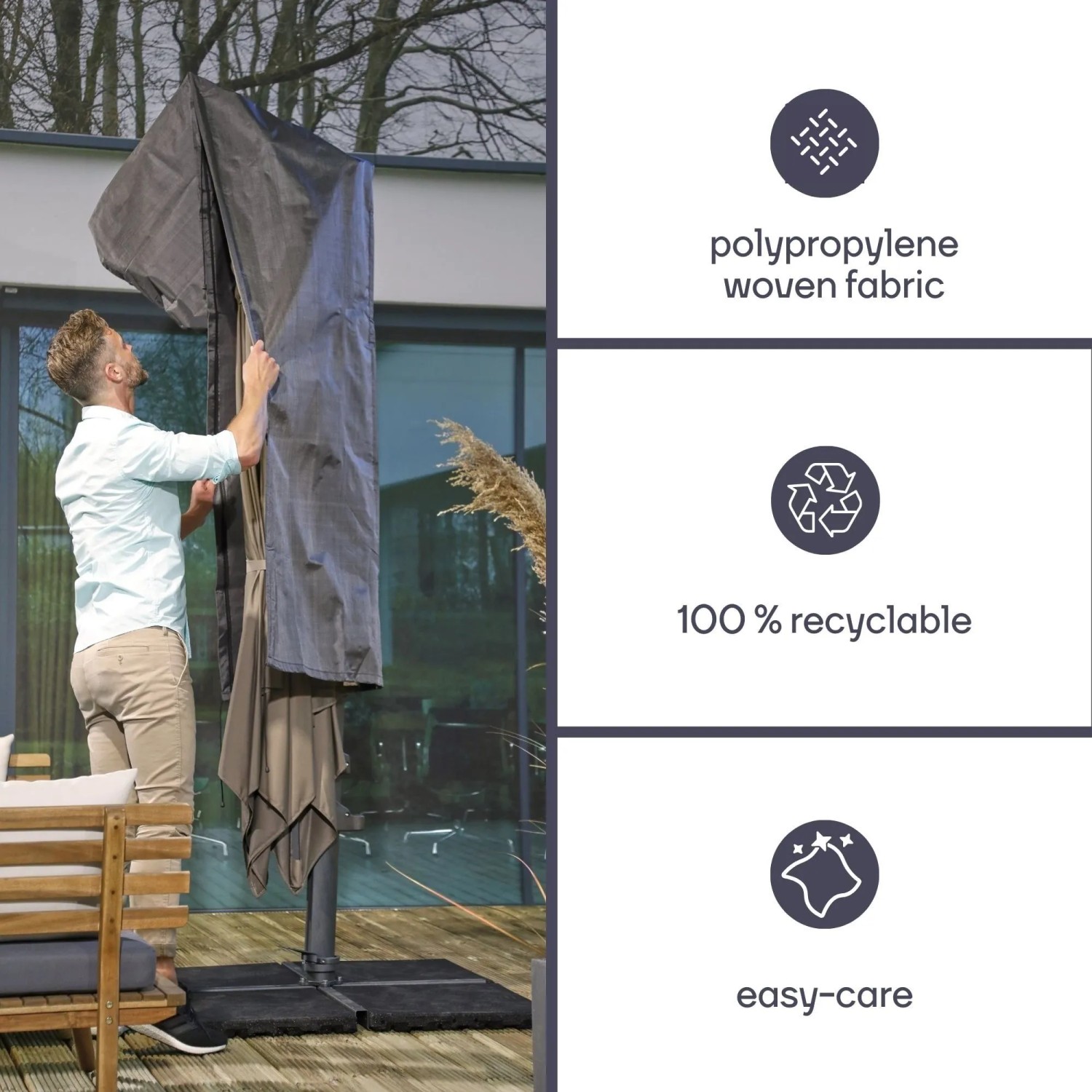 Mann zieht dunkle Perel Garten-Schutzhülle über großen Sonnenschirm auf Holzterrasse. Aus Polypropylen-Gewebe.