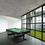Schwarzer, faltbarer Cougar Billardtisch Hustle XL mit Zubehör. Ideal für Spiel & Spaß.