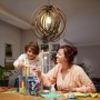 Philips LED E27 Tropfenlampe (2,3W) in Nutzung unter einer Hängelampe im Wohnraum mit Kind.