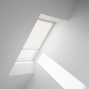 Beiges Velux Sichtschutzrollo RFL C02 1086S, manuell bedienbar am Dachfenster.
