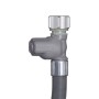 Detailaufnahme des Wasseranschlusses für PKM Geschirrspüler, grauer Schlauch mit silbernen Anschlüssen.