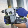 Mann bohrt mit LUX Akku-Bohrhammer, trägt blaue LUX Latex-Arbeitshandschuhe Gr. 10.