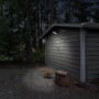 Schwarze LED Solar-Wandleuchte Pepe an einer Gartenhütte. Außenleuchte mit Bewegungsmelder.