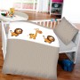 Bestlivings Kinderbettwäsche mit Löwe & Giraffe Motiv im Babybett.