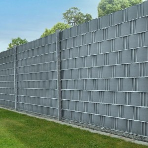 Hellgraue Juskys PVC Sichtschutzstreifen im 2er Set für einen blickdichten Zaun.