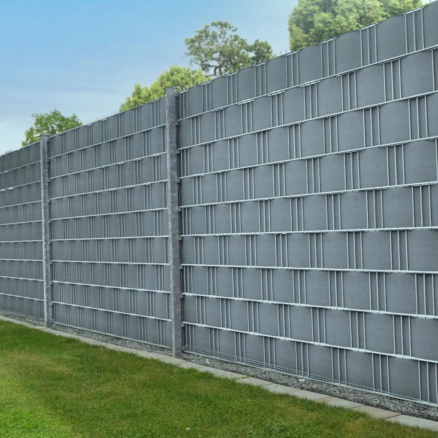 Hellgraue Juskys PVC Sichtschutzstreifen im 2er Set für einen blickdichten Zaun.