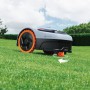 Segway Navimow i206E AWD Mähroboter auf Rasen. Grau-schwarz, orange Räder. Für Flächen bis 600 m².