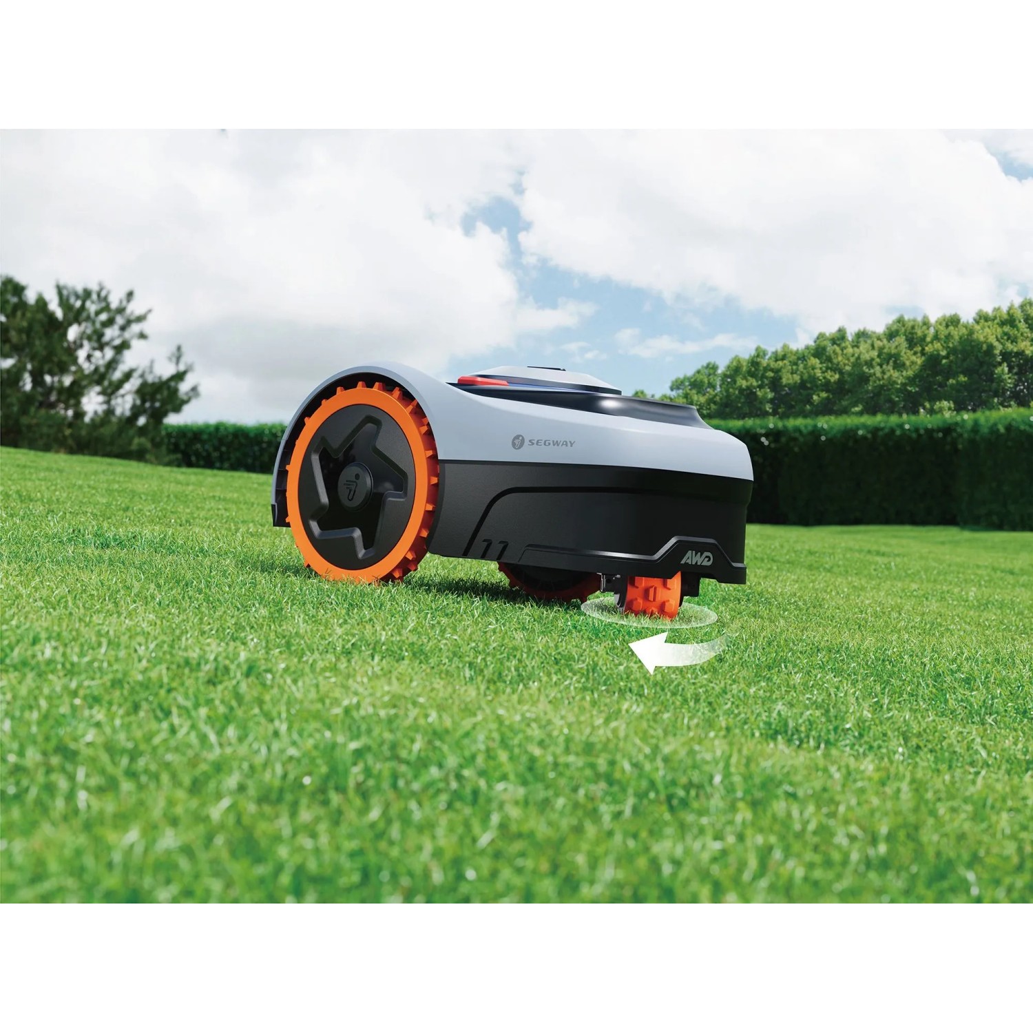 Segway Navimow i206E AWD Mähroboter auf Rasen. Grau-schwarz, orange Räder. Für Flächen bis 600 m².