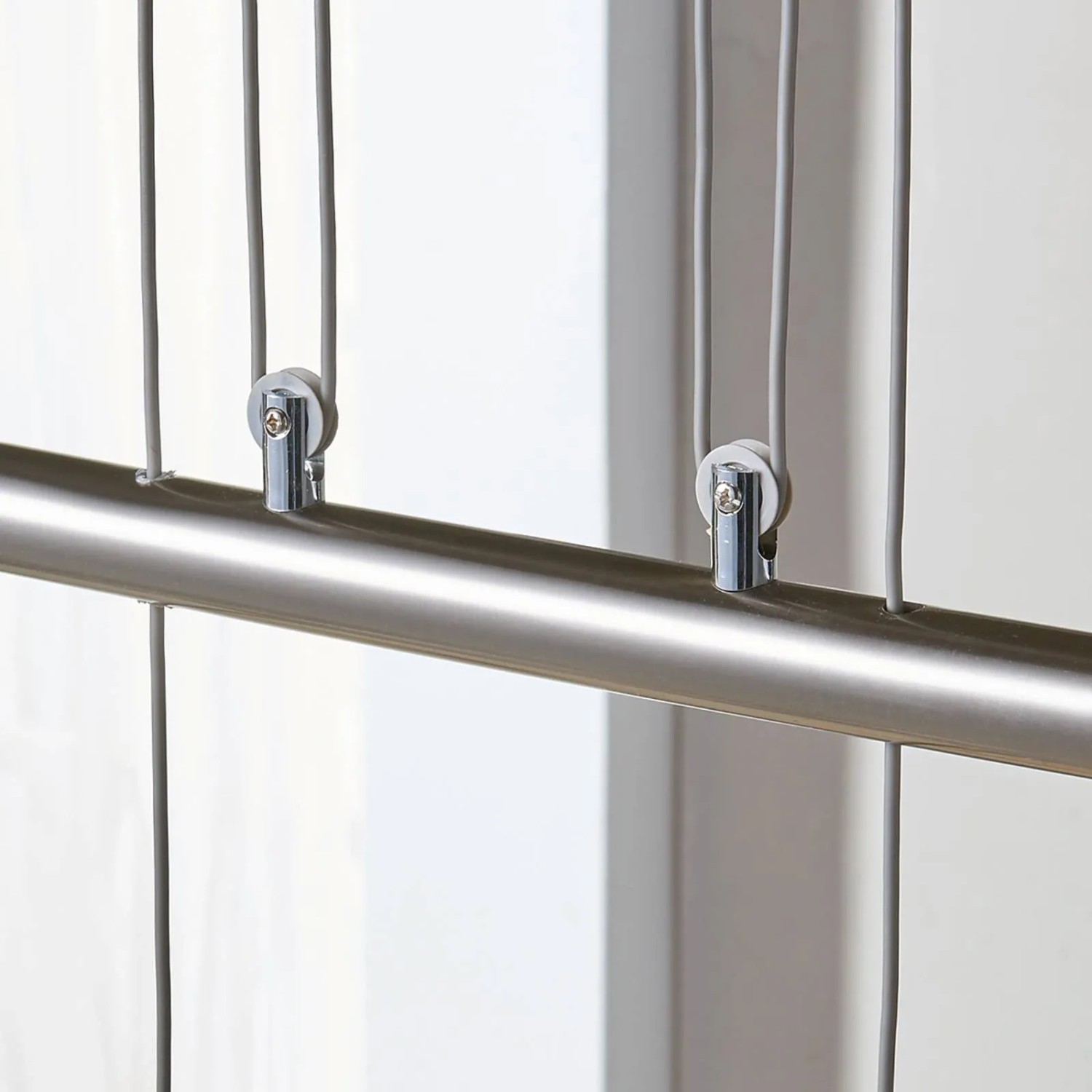 Detailaufnahme der Lindby Pendelleuchte Simeon aus Alu und Glas, 4-flammig.