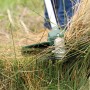 Bosch Elektro-Rasentrimmer AFS 23-37 schneidet hohes Gras und Wildwuchs. Leistungsstarke Sense für präzise Gartenarbeit.