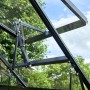 Detailaufnahme: Dachfenster mit Öffnungsmechanismus des schwarzen Halls Gewächshaus Popular 106.