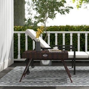 Klappbarer, dunkelbrauner Rattan Beistelltisch auf Terrasse mit Lounge-Sessel, Blumen und Tasse. Ideal für Garten & Balkon.