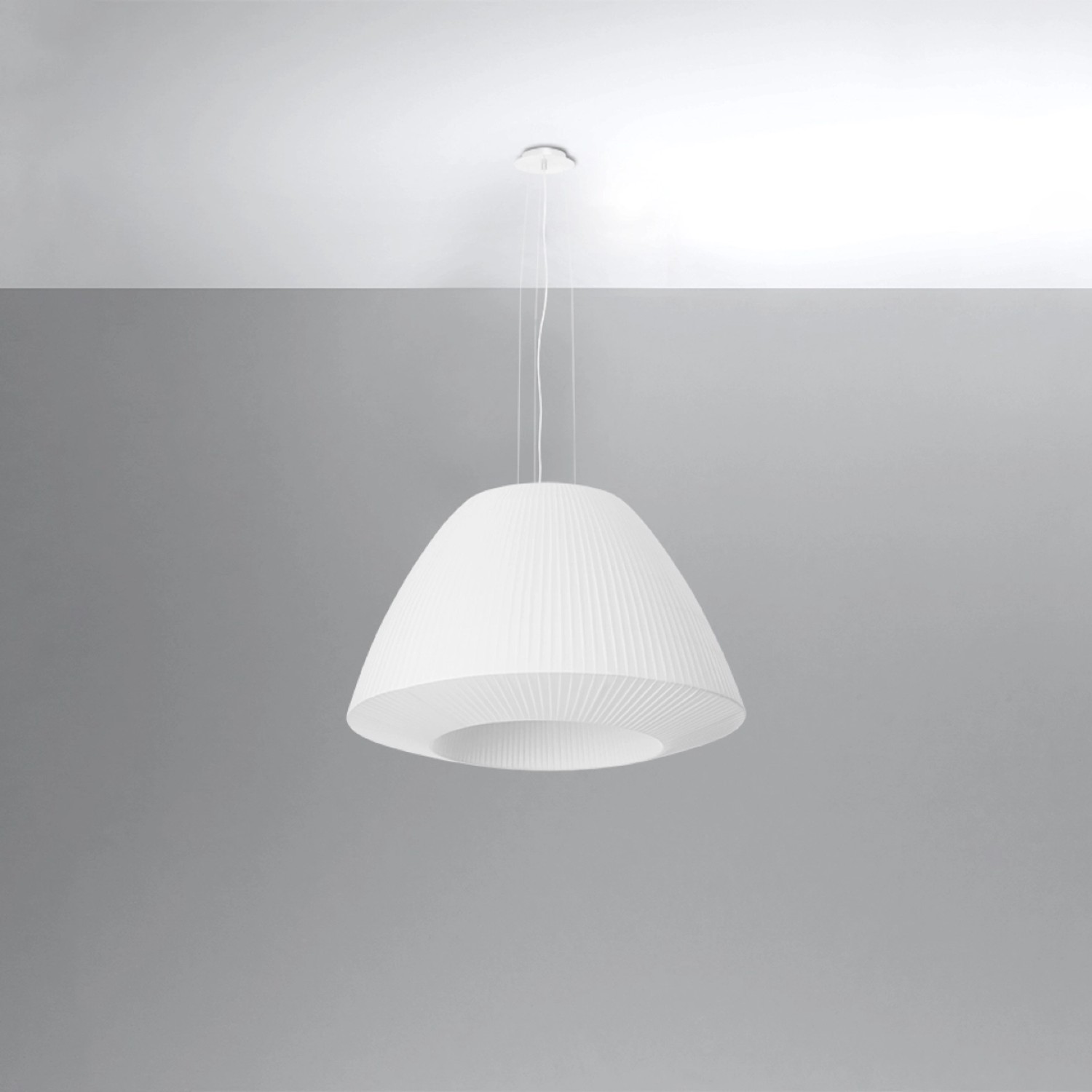 Weiße Sollux Lighting Bella 60 Pendelleuchte mit kegelförmigem Lampenschirm für Wohnräume.