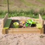 Wendi Toys Sandkasten mit Holzabdeckung und Sitzflächen, gefüllt mit Sand und Spielzeug.