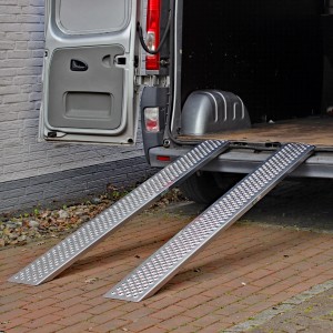 2 Alu-Auffahrrampen (200 cm) von TRUTZHOLM am Heck eines Transporters. Zubehör für Autoanhänger.