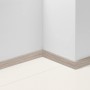 Parador Sockelleiste SL 3 Eiche D028, 40mm hoch, an einer weißen Wand und Boden befestigt.