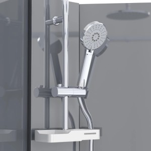 Glänzende Chrom Handbrause mit Duschstange und weißer Ablage in einer modernen Komplettdusche.