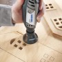 Dremel 565 Mehrzweck-Fräsvorsatz im Einsatz beim Fräsen von Holz.
