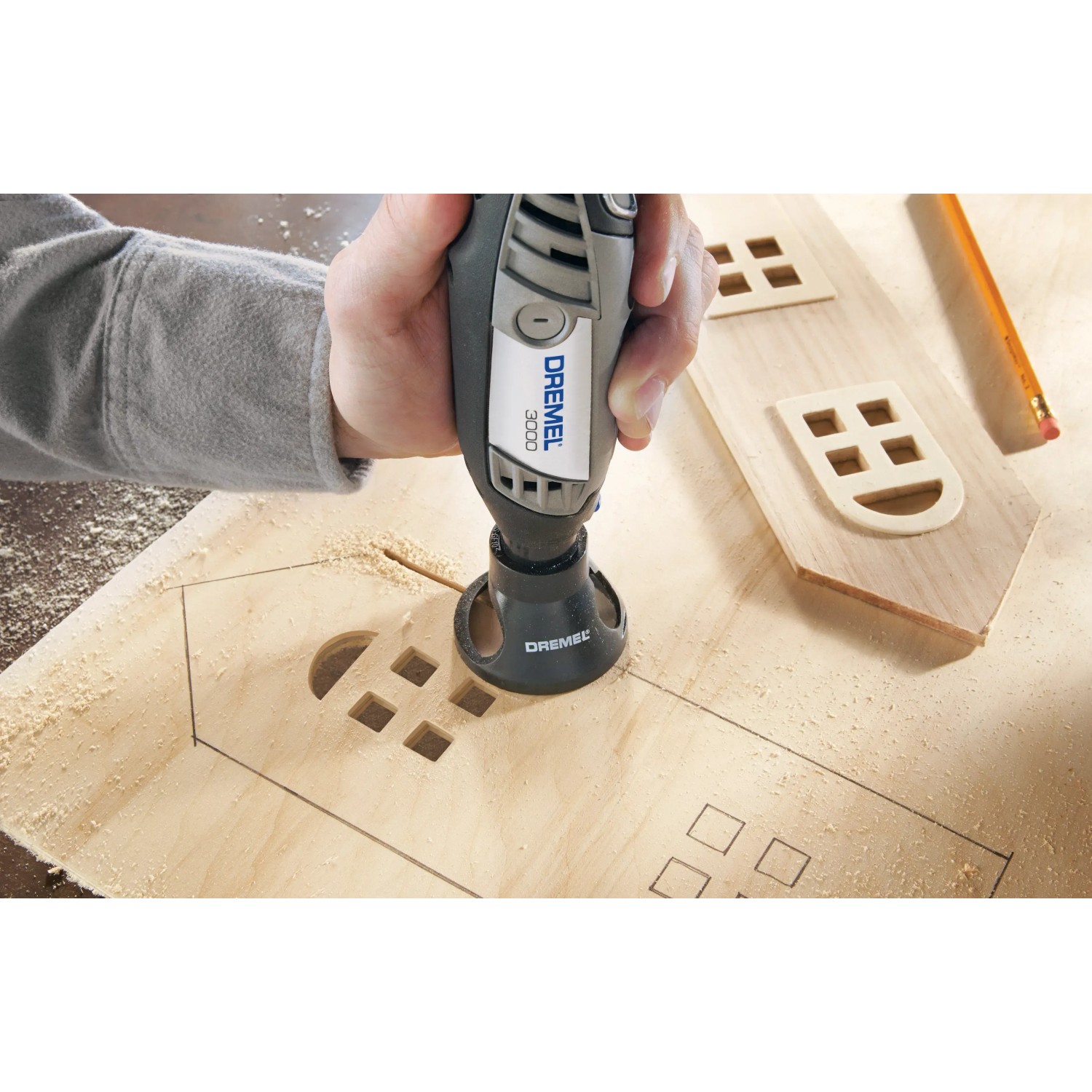 Dremel 565 Mehrzweck-Fräsvorsatz im Einsatz beim Fräsen von Holz.