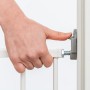 Detailaufnahme: Hand betätigt Simple-Lock Verriegelung am weißen Schraubgitter.