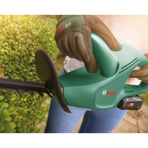 Bosch Akku-Heckenschere EasyHedgeCut 18-45 mit Akku und Ladegerät im Einsatz.