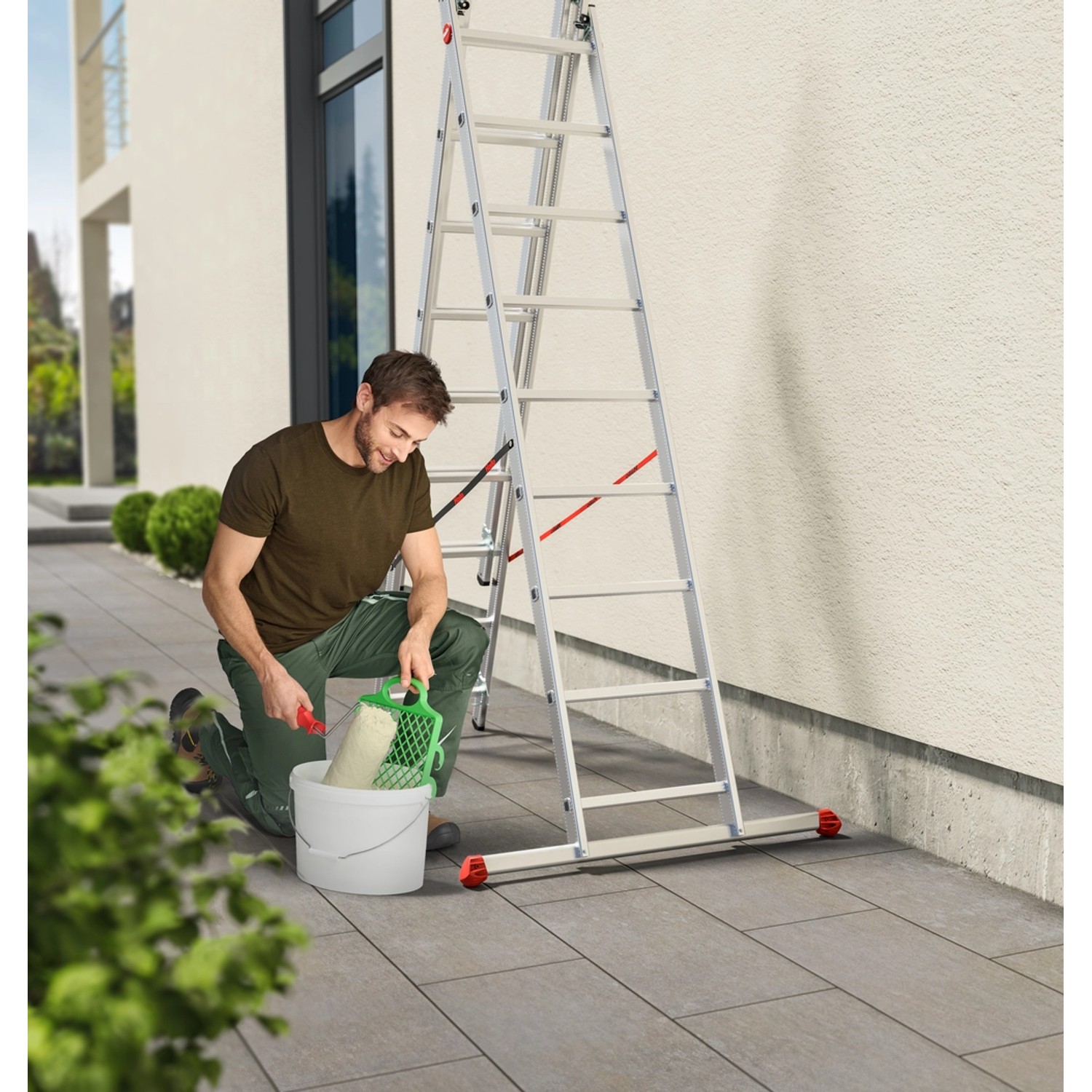 Hailo HobbyStep Kombi-Leiter, 3-teilig, aus Aluminium mit Mann beim Malern im Außenbereich.