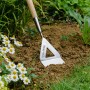 Kent & Stowe Holländische Hacke mit Langstiel im Einsatz im Gartenbeet.