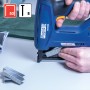 Rapid Akku-Tacker BTX553 mit Klammern im Einsatz, blau. Ideal zum Heften von Textilien, Leder, Holz.