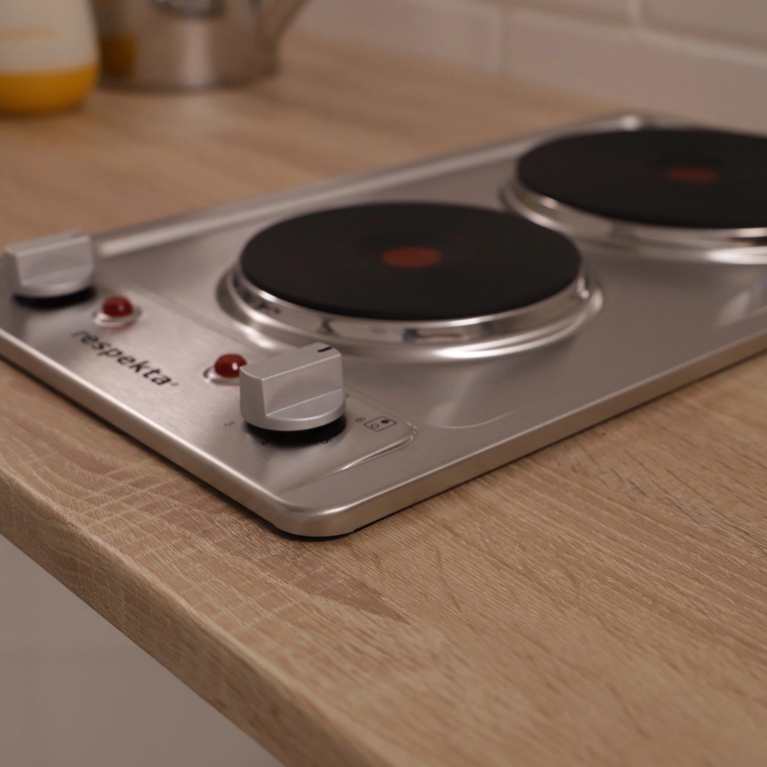 Respekta Domino-Kochfeld KM9111EN aus Edelstahl mit zwei Kochmulden auf einer Küchentheke.