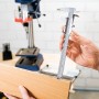LUX Schieblehre Comfort 150 mm beim Messen eines Holzstücks. Präzises Messwerkzeug für Handwerker.