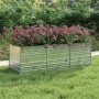 Silbernes furnicato Garten-Hochbeet aus verzinktem Stahl, bepflanzt mit bunten Blumen.