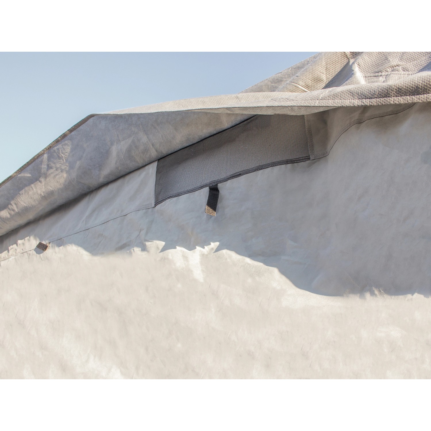 Detailaufnahme der Wohnmobil-Schutzhülle mit Lüftungsöffnung. Atmungsaktives Material schützt vor Frost.
