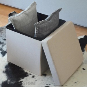 Beige-grauer DuneDesign Sitzwürfel mit Stauraum, 38x38x38 cm, mit Kissen.
