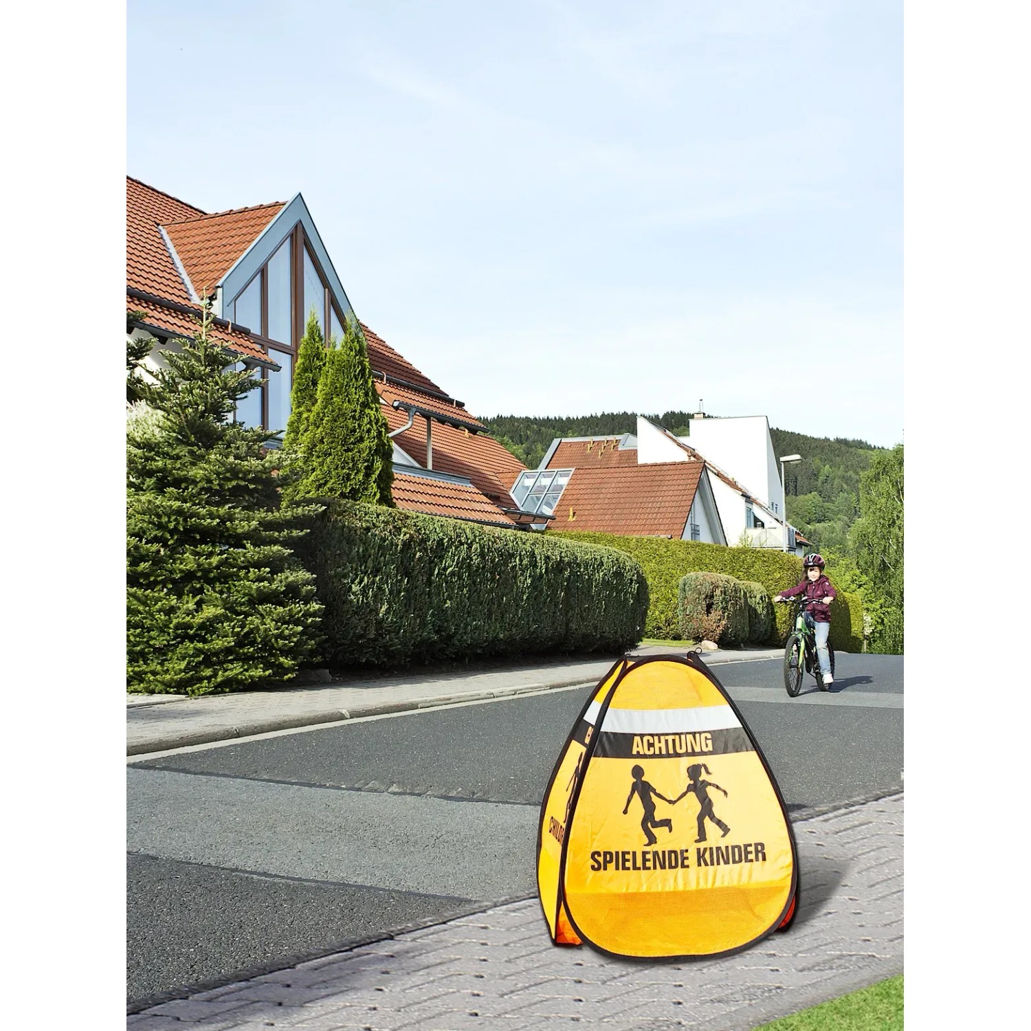 3D-Straßenwarnschild "Spielende Kinder" in Orange-Schwarz für mehr Sicherheit im Straßenverkehr.