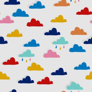 Vliestapete mit bunten Wolken und Regentropfen auf weißem Grund, passend für Kinderzimmer.
